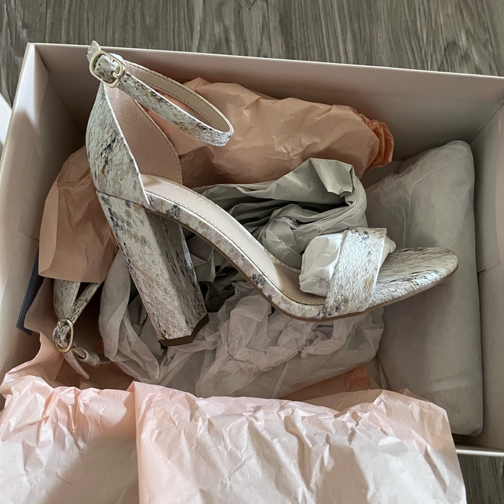 White heels / snake multi color